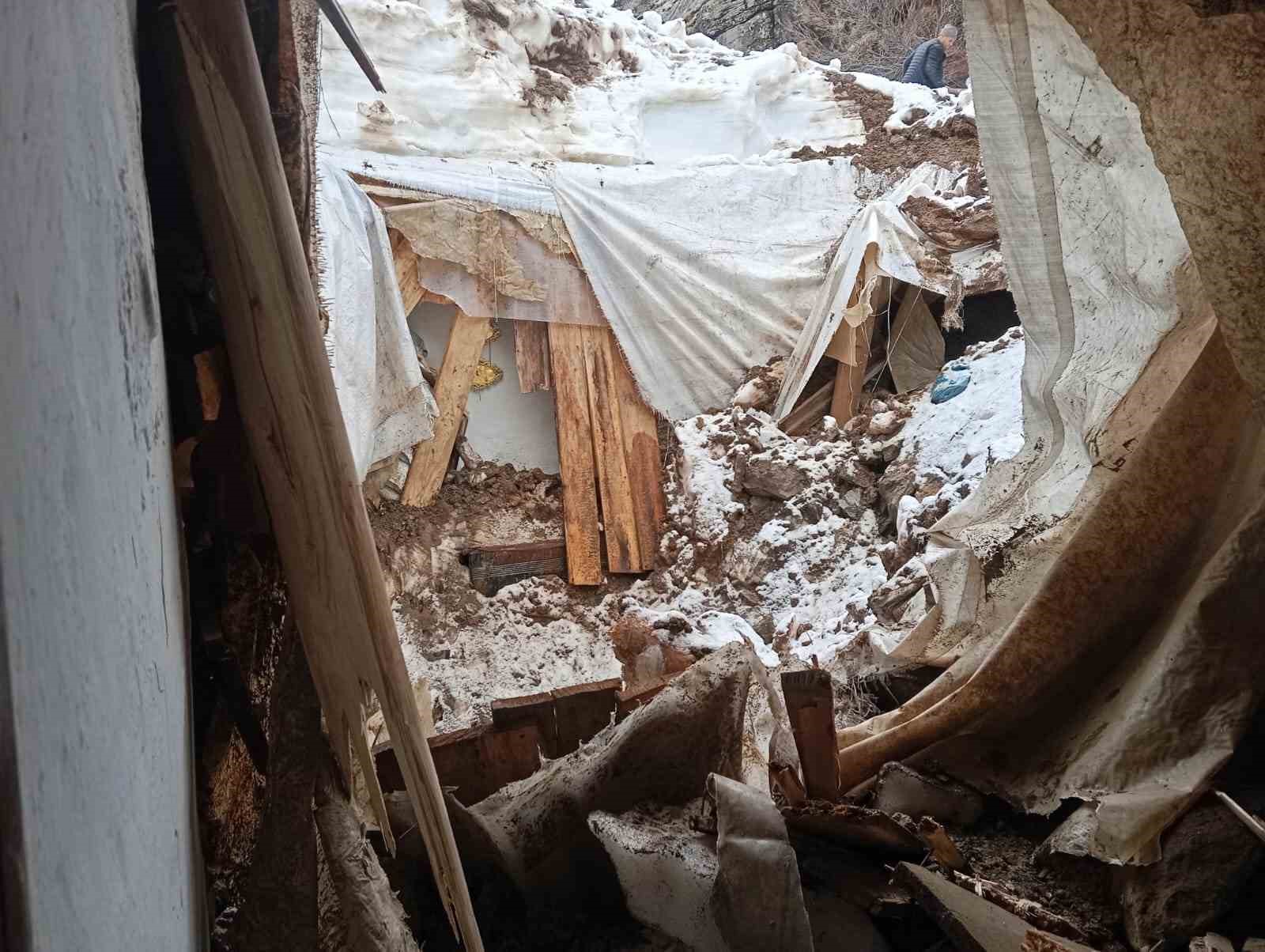 batmanda heyelan kayalarin dustugu ev yikildi 4 PejA9TG9