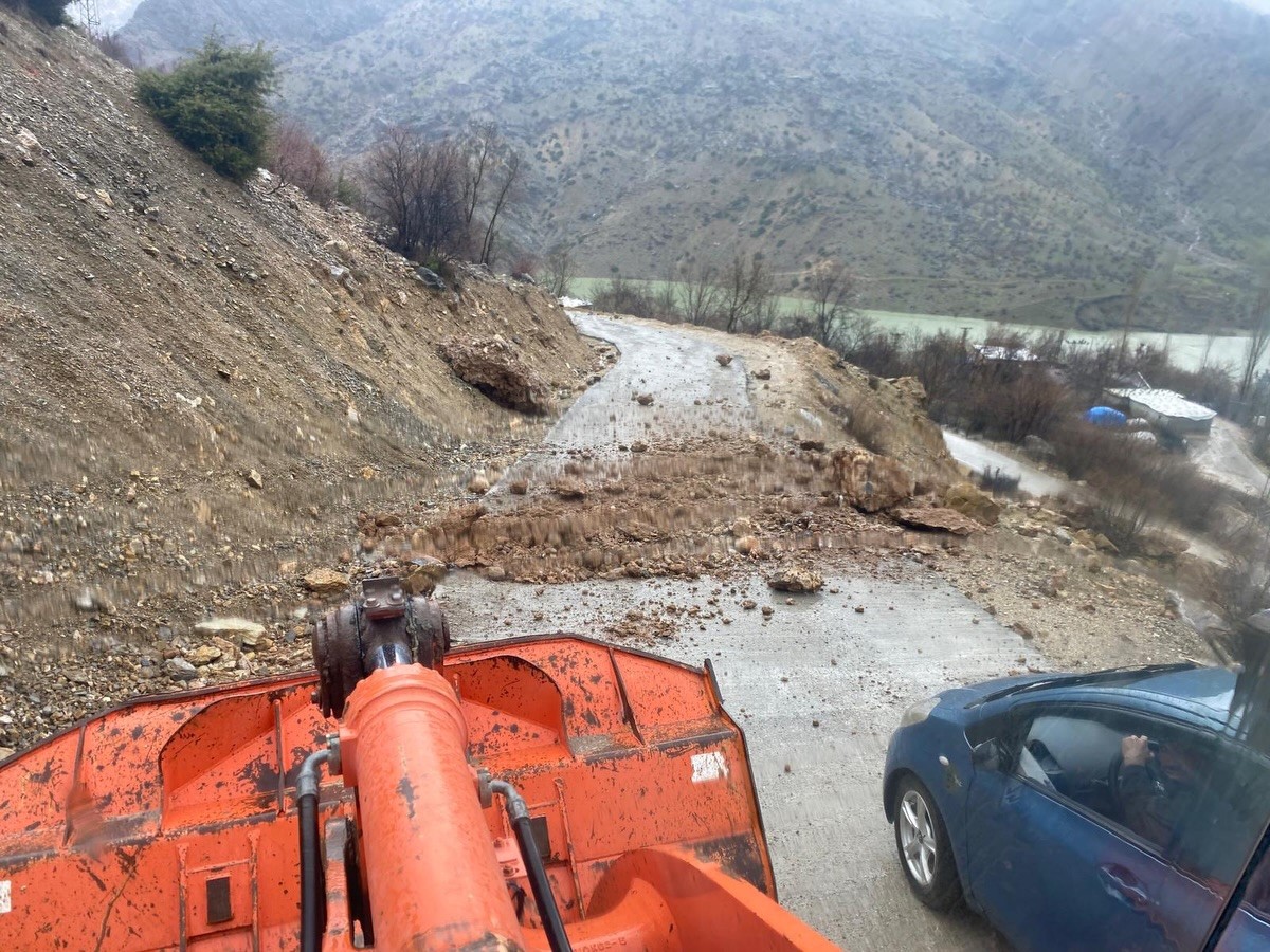 batmanda heyelan koy yollari ulasima kapandi 0 cNNBYkWr