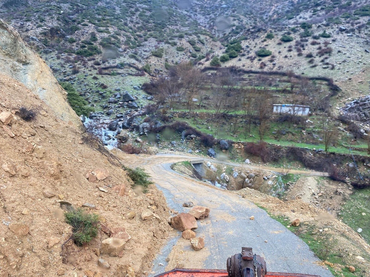 batmanda heyelan koy yollari ulasima kapandi 2 i1tCzlMp