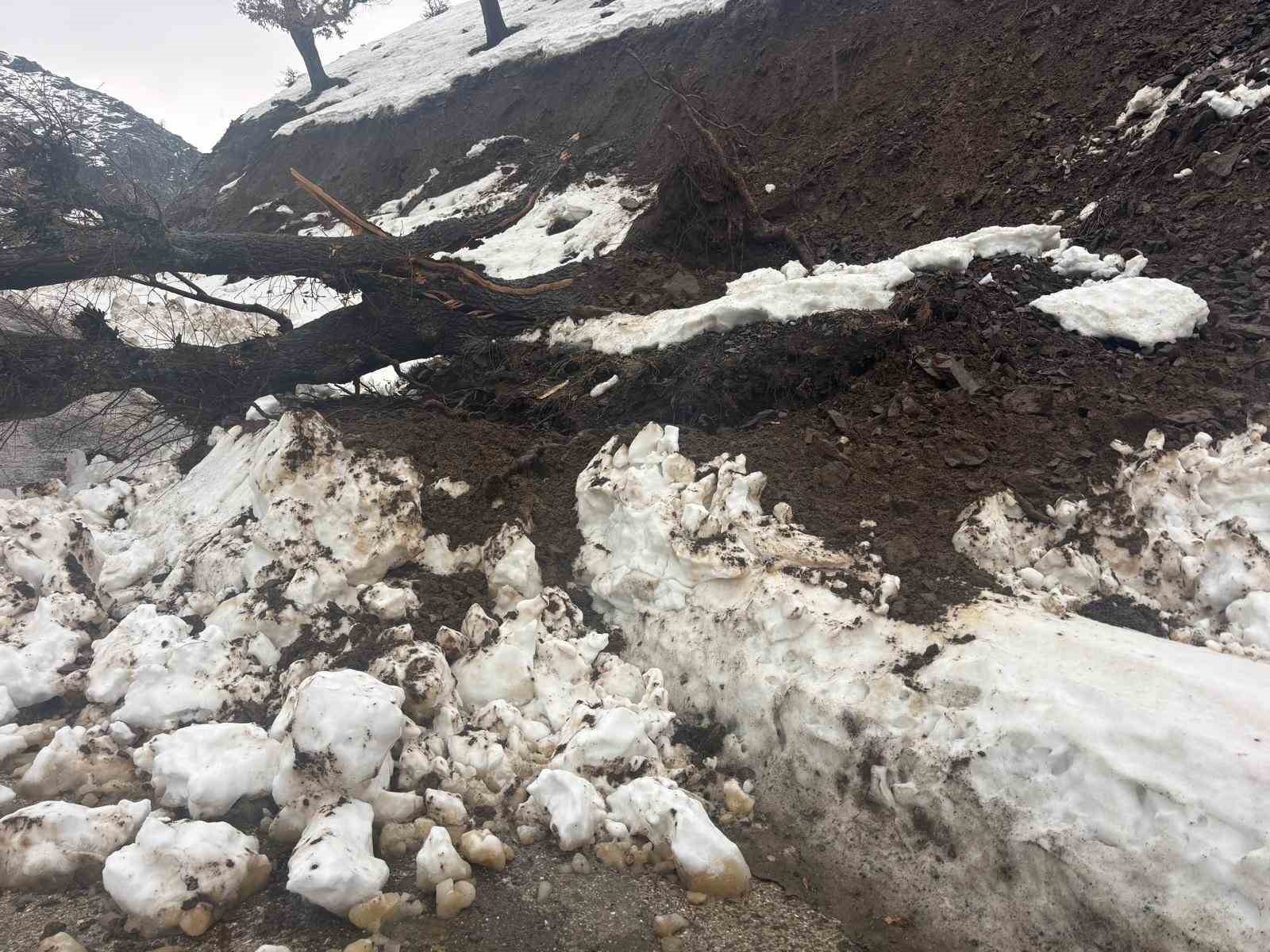 batmanda heyelan panigi koy minibusu yolda mahsur kaldi 2 3pRmnlWv