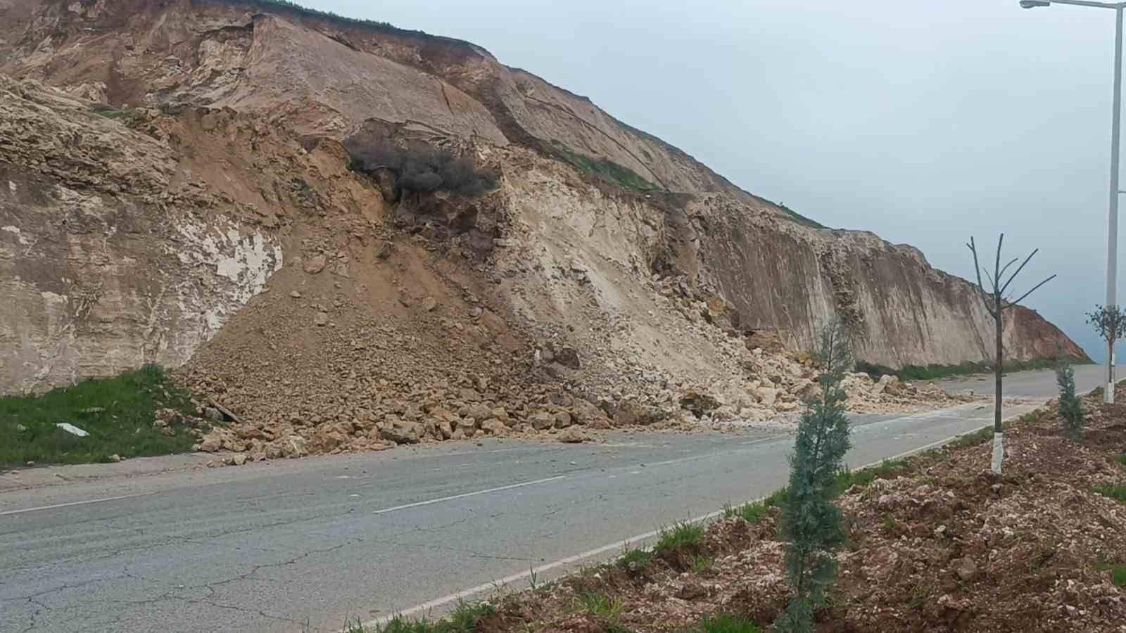 batmanda heyelan universitenin yolu ulasima kapandi 1