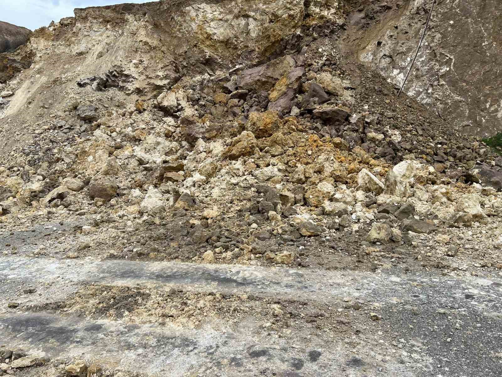 batmanda heyelan universitenin yolu ulasima kapandi 2 WeZpApss