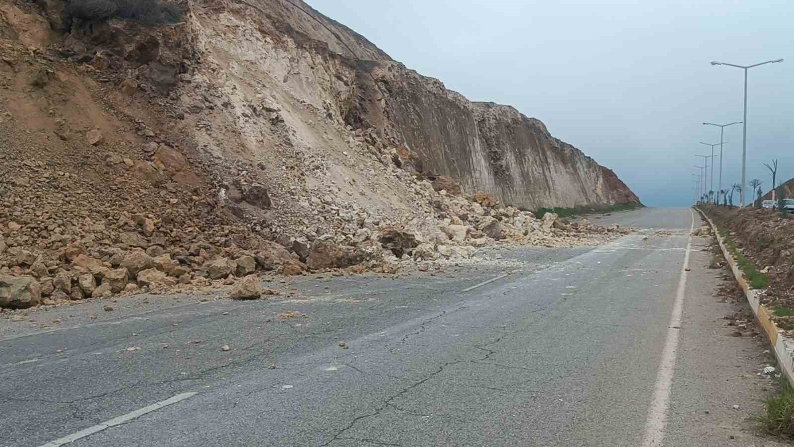 batmanda heyelan universitenin yolu ulasima kapandi 3 cWM3JJbc