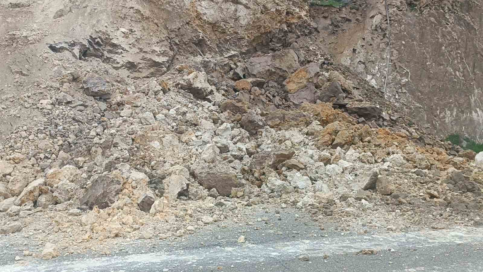 batmanda heyelan universitenin yolu ulasima kapandi 4 k5dfZQvm