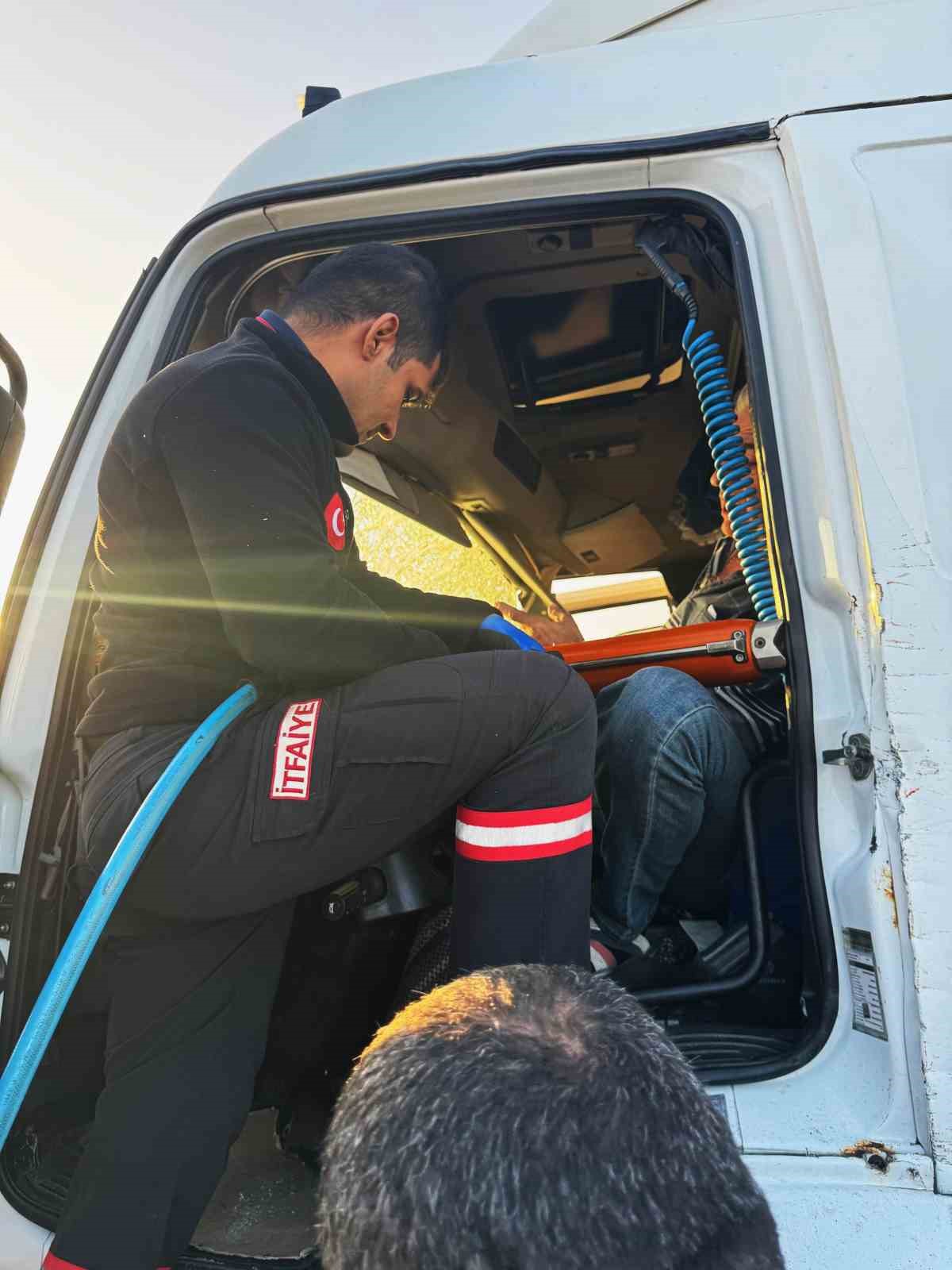 Batman’da iki tır çarpıştı: 1 yaralı 5 batmanda iki tir carpisti 1 yarali 1 K4GIAjYR