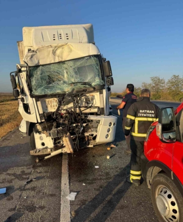 batmanda-iki-tir-carpisti-1-yarali-Ueh8TLuZ.jpg
