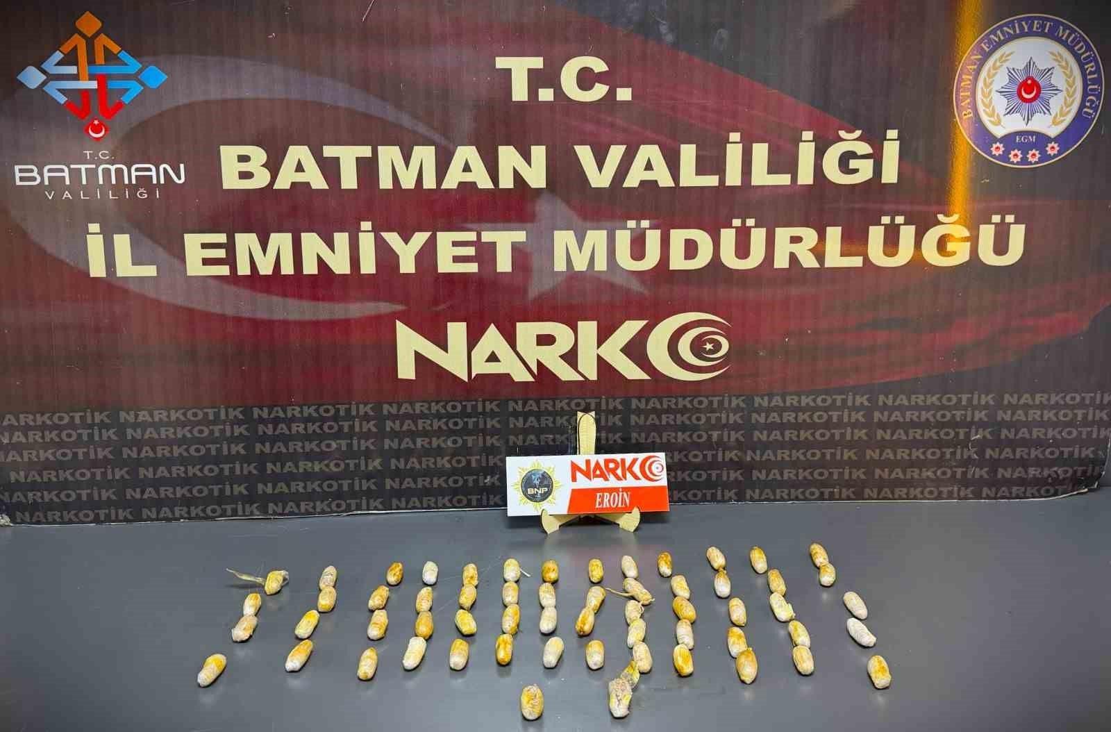 Batman’da inanılmaz olay: 4 yolcunun midesinden 353 parça halinde 2 kilo 700 gram uyuşturucu çıktı 6 batmanda inanilmaz olay 4 yolcunun midesinden 353 parca halinde 2 kilo 700 gram UC7ThGmj