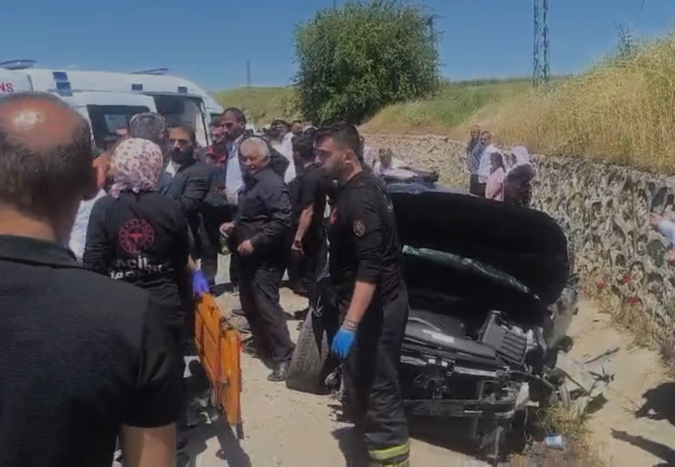 batmanda istinat duvarina carparak duran otomobildeki 5 kisi yaralandi 1 ezW98hwY
