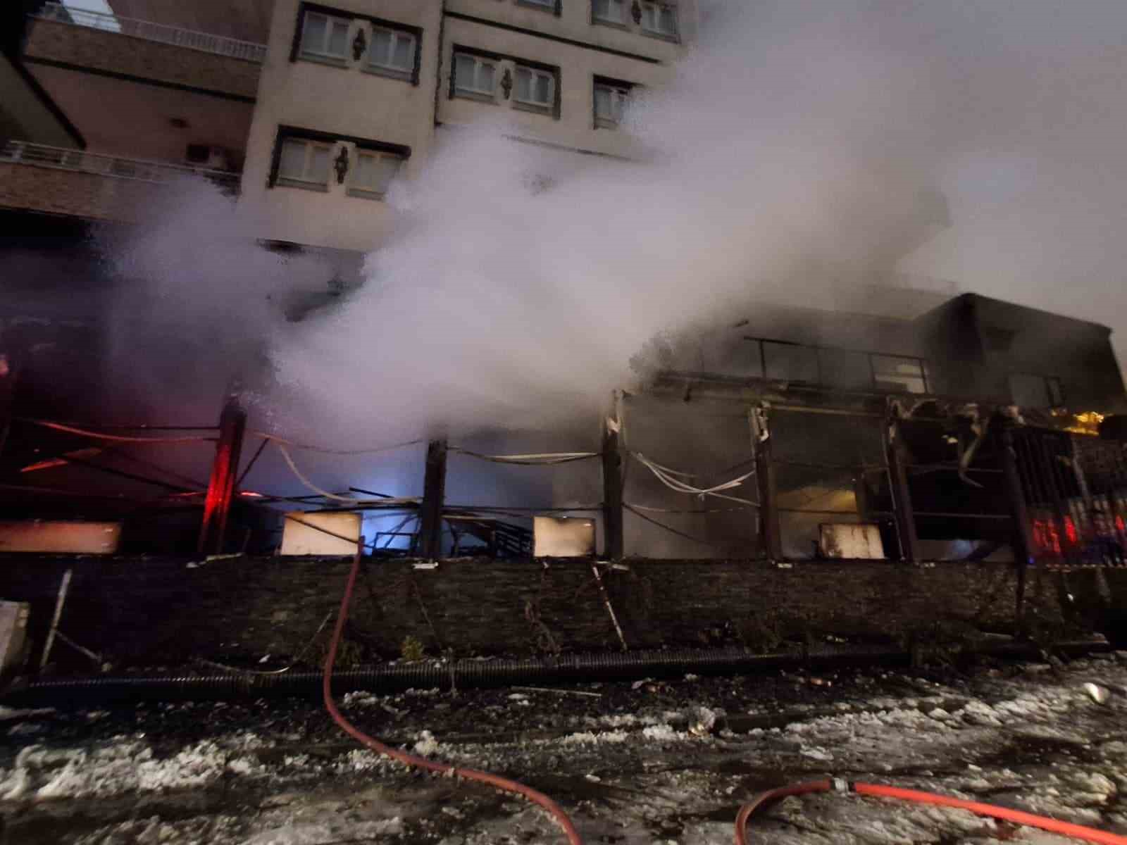batmanda kafe yangini is yeri kullanilamaz hale geldi 1 XciS9uCy