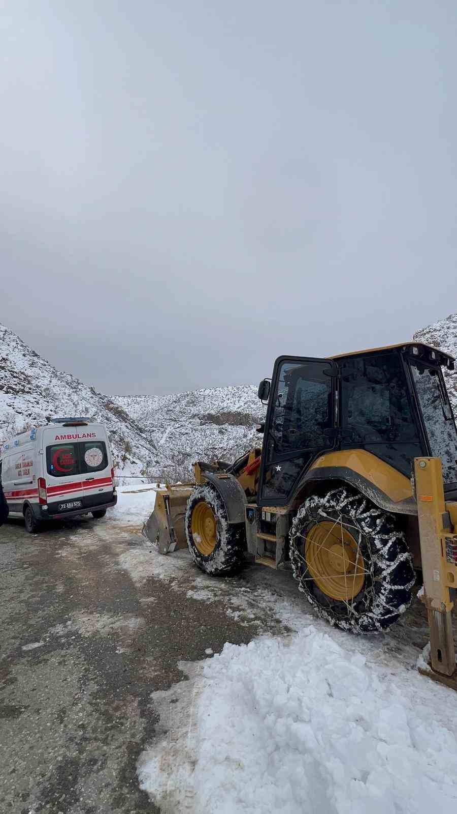 batmanda kapali yol acildi 14 yasindaki gulsum saglik ekiplerine ulastirildi 2 RfYIwlO2