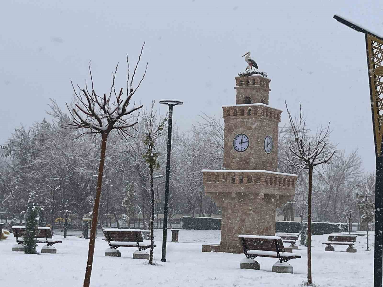 Batman’da kar sevinci: Sokaklar beyaza büründü 4 batmanda kar sevinci sokaklar beyaza burundu 0