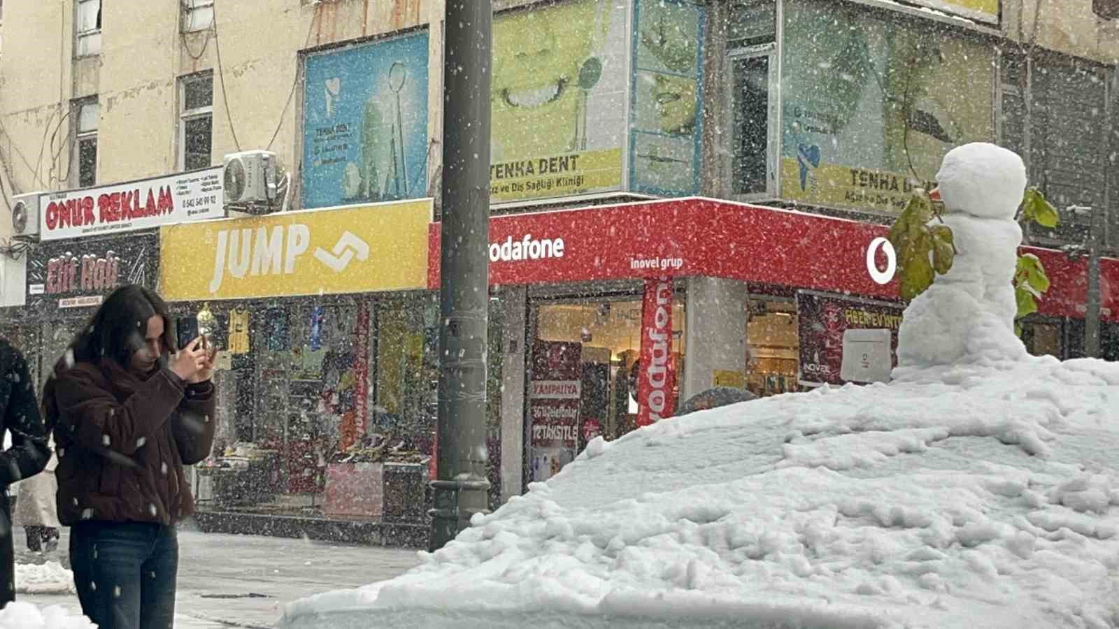 Batman’da kar sevinci: Sokaklar beyaza büründü 8 batmanda kar sevinci sokaklar beyaza burundu 4 lHMdW6D2