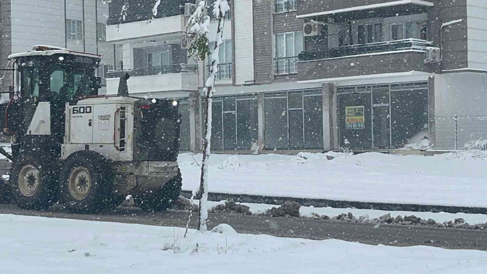 Batman’da kar sevinci: Sokaklar beyaza büründü 10 batmanda kar sevinci sokaklar beyaza burundu 6 FkYsfPUK