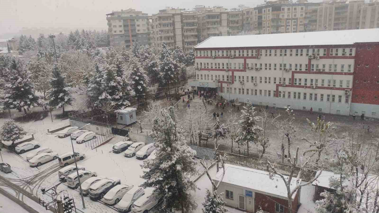 Batman’da kar sevinci: Sokaklar beyaza büründü 11 batmanda kar sevinci sokaklar beyaza burundu 7 lzEJa9CL