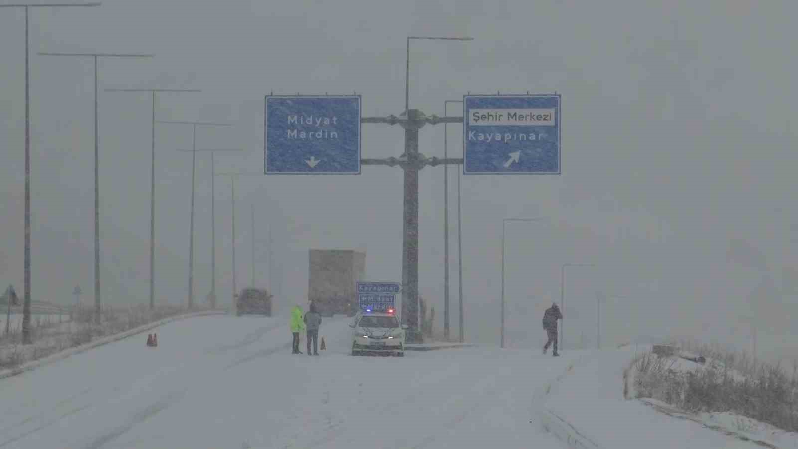 batmanda kar teyakkuzu ayranci gecidinde zincir denetimi koy yollarinda kurtarma operasyonu 0 LlRHgMBv