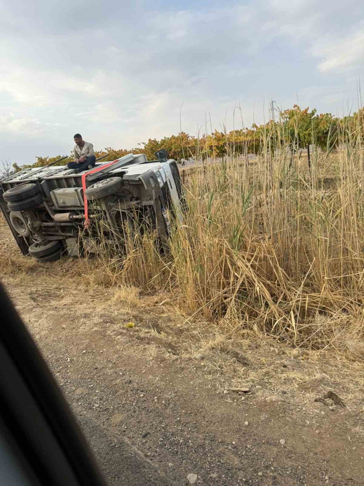 batmanda kayan kamyonet devrildi 5 kisi kazadan burnu kanamadan kurtuldu 0 5QGhDRh2
