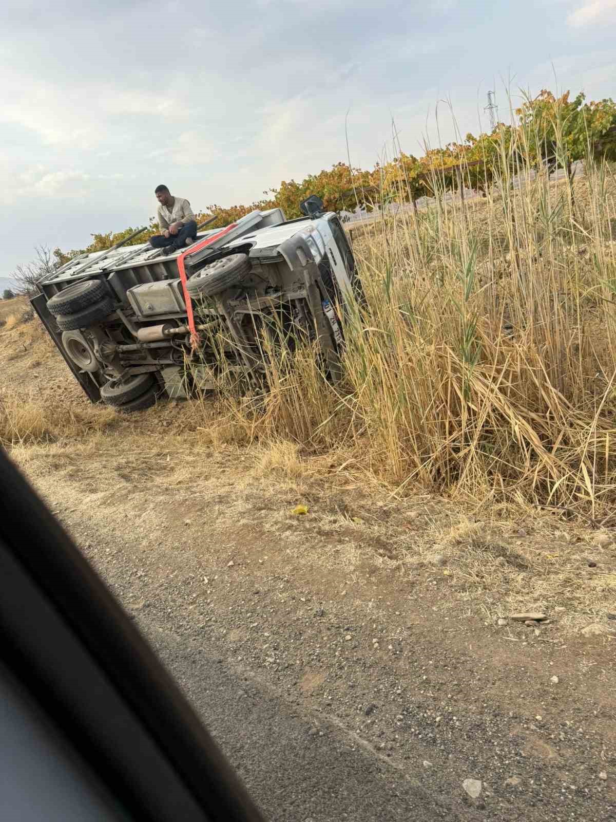batmanda kayan kamyonet devrildi 5 kisi kazadan burnu kanamadan kurtuldu 2 zPmOasAh
