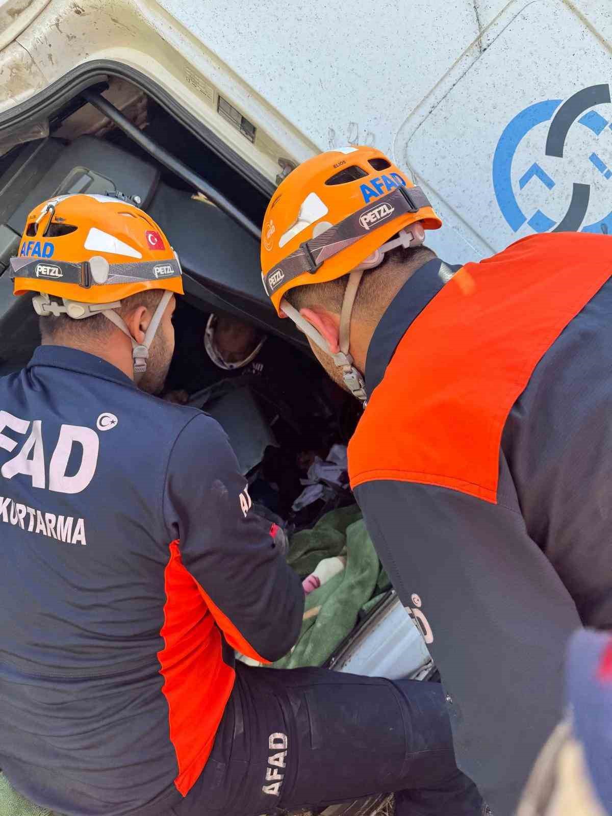 batmanda kaza yapan tir ortaligi savas alanina cevirdi 3 w89gnbbm
