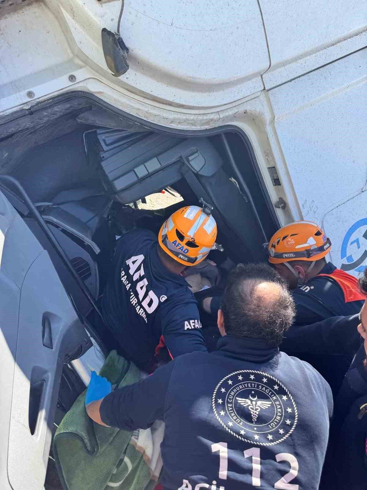 batmanda kaza yapan tir ortaligi savas alanina cevirdi 4 GcqyevuH