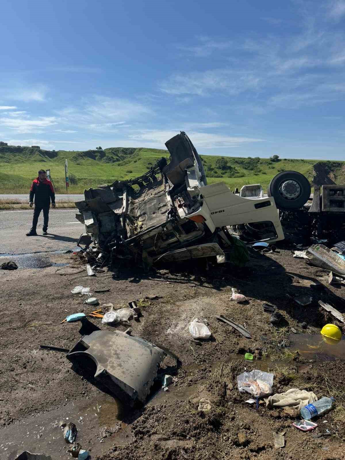 batmanda kaza yapan tir ortaligi savas alanina cevirdi 5 cgDXIqPg