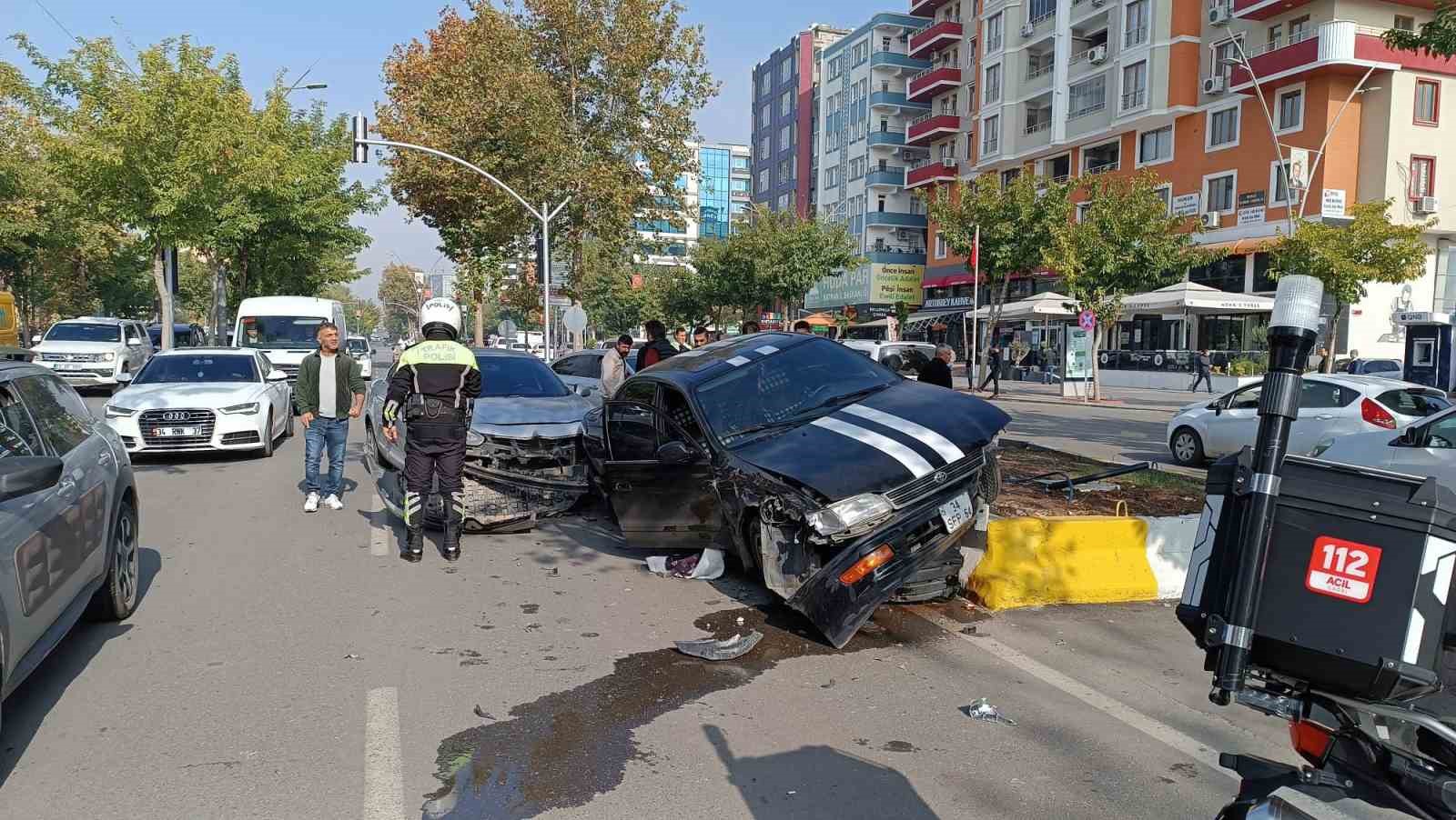 batmanda kontrolden cikan otomobil orta refuje cikti 0
