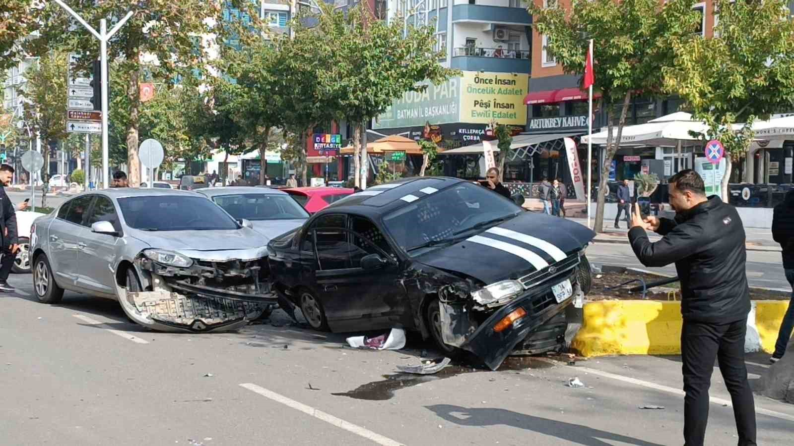 batmanda kontrolden cikan otomobil orta refuje cikti 1 Undu1OfL