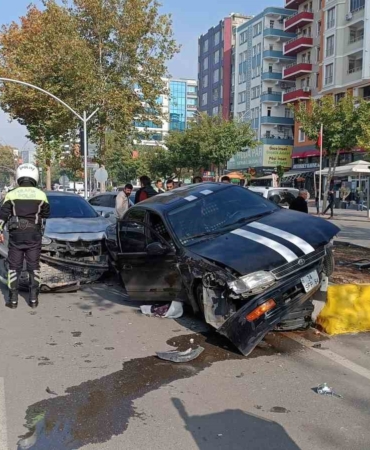 batmanda-kontrolden-cikan-otomobil-orta-refuje-cikti-ccbwEtIP.jpg