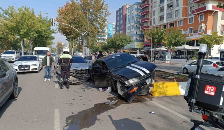 batmanda-kontrolden-cikan-otomobil-orta-refuje-cikti-ccbwEtIP.jpg