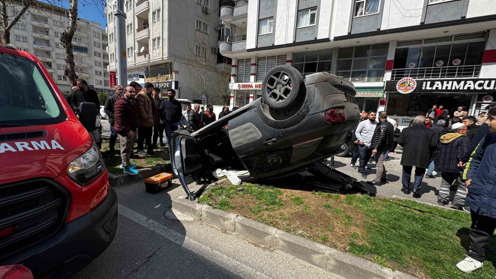 batmanda kontrolden cikan otomobil ters dondu 1 yarali 1 GHm4ezN3