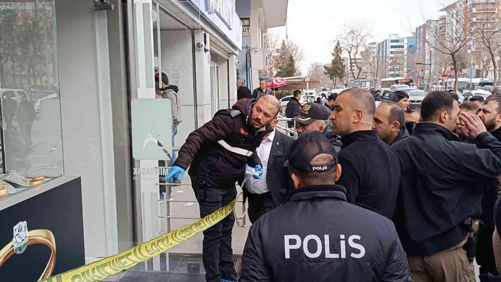 batmanda kuru siki tabancayla kuyumcu soygunu 1 kilo altin calindi 1