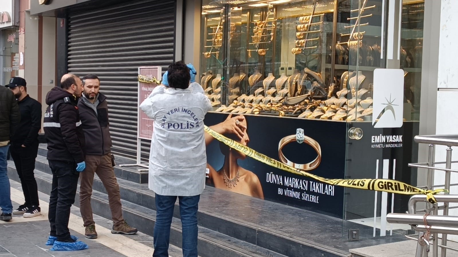 batmanda kuru siki tabancayla kuyumcu soygunu 1 kilo altin calindi 3 yHrHYf4H