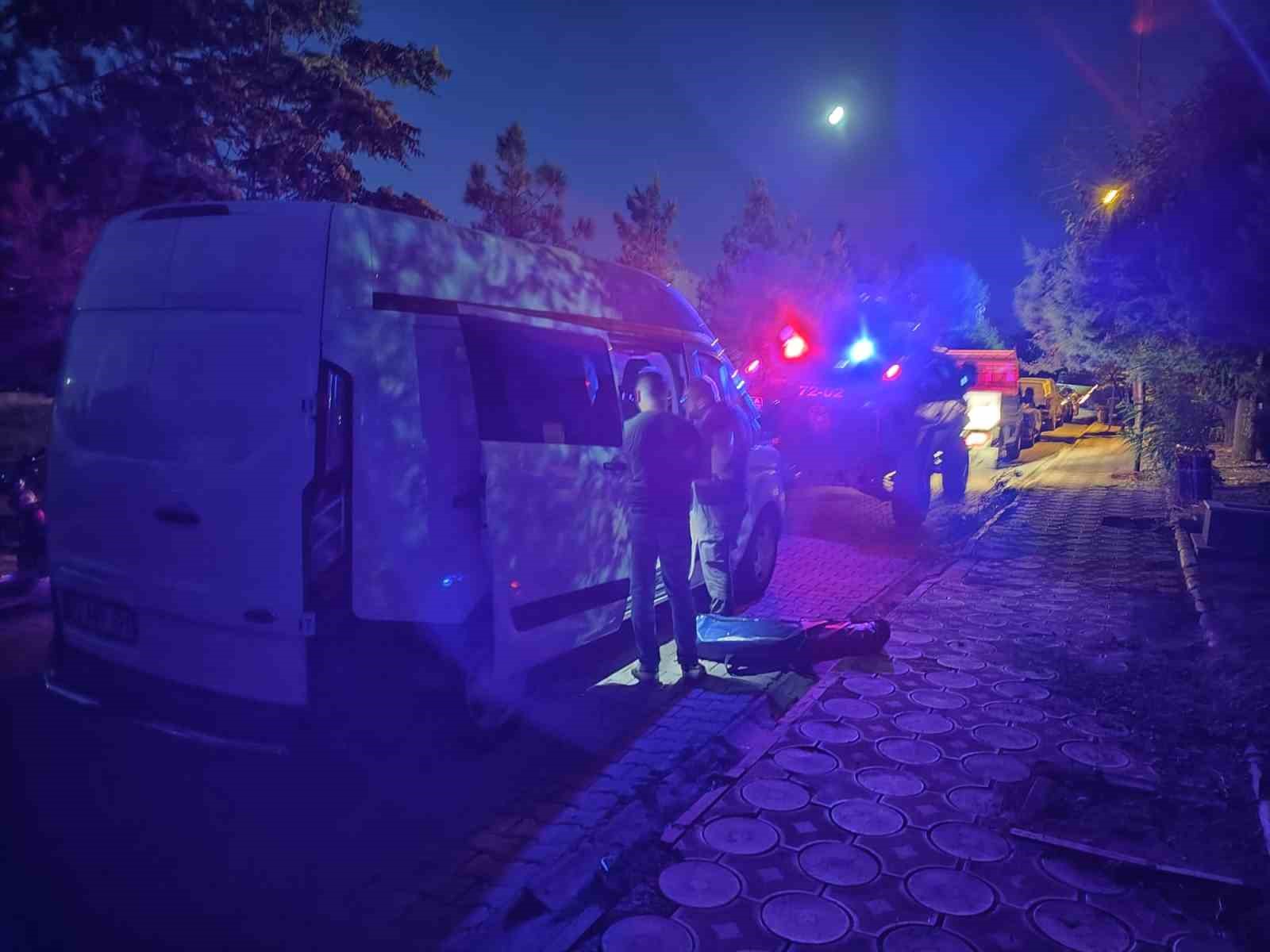 Batman’da mezarlıkta silahlı saldırı: Baba, oğlu ve yeğeni öldü 4 batmanda mezarlikta silahli saldiri baba oglu ve yegeni oldu 0 FbThmaZq