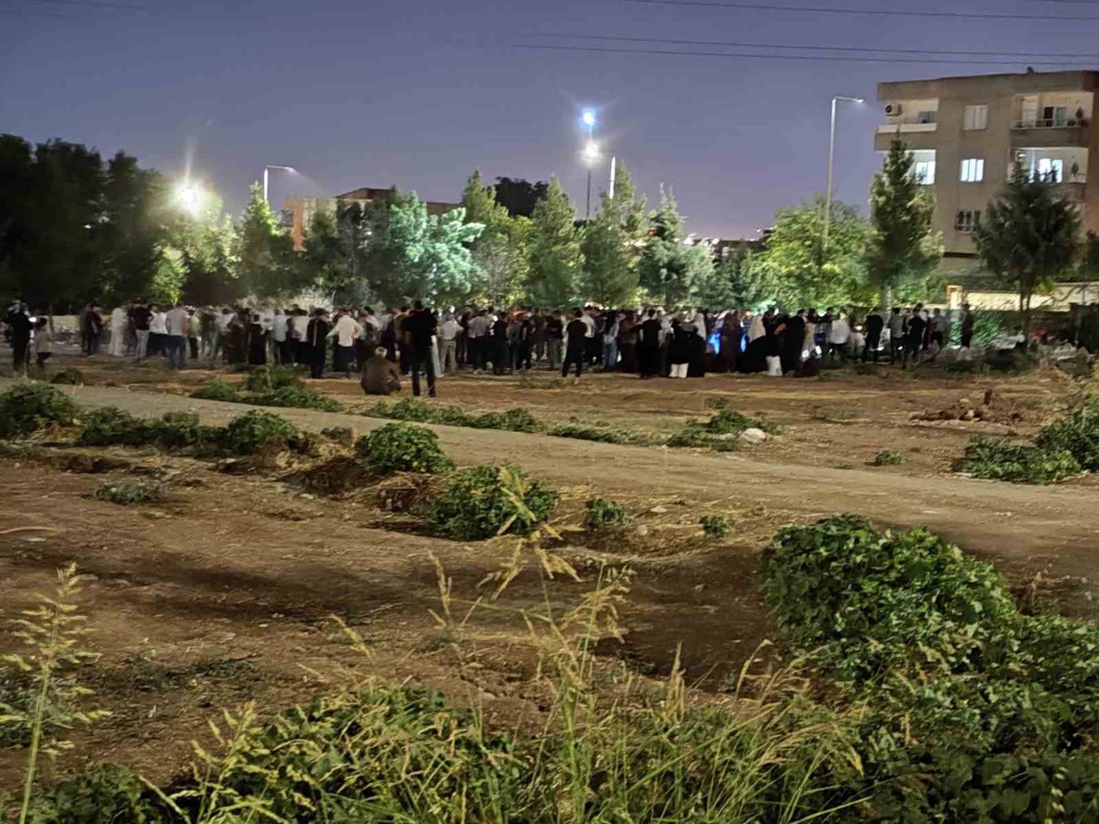 Batman’da mezarlıkta silahlı saldırı: Baba, oğlu ve yeğeni öldü 7 batmanda mezarlikta silahli saldiri baba oglu ve yegeni oldu 3 MUklEKwX