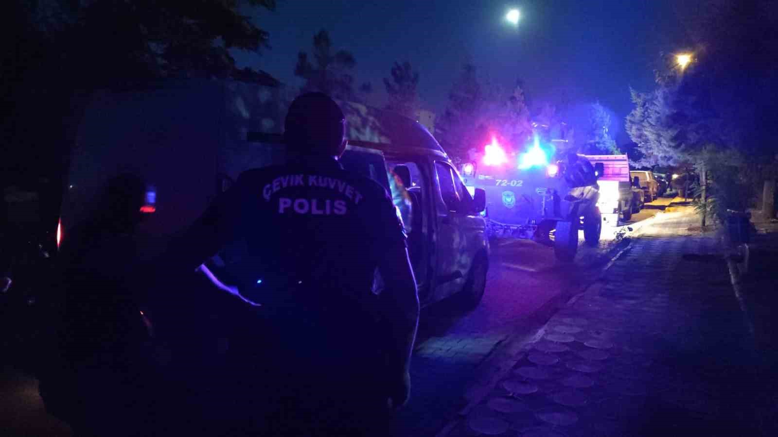 Batman’da mezarlıkta silahlı saldırı: Baba, oğlu ve yeğeni öldü 8 batmanda mezarlikta silahli saldiri baba oglu ve yegeni oldu 4 gX5riFlX