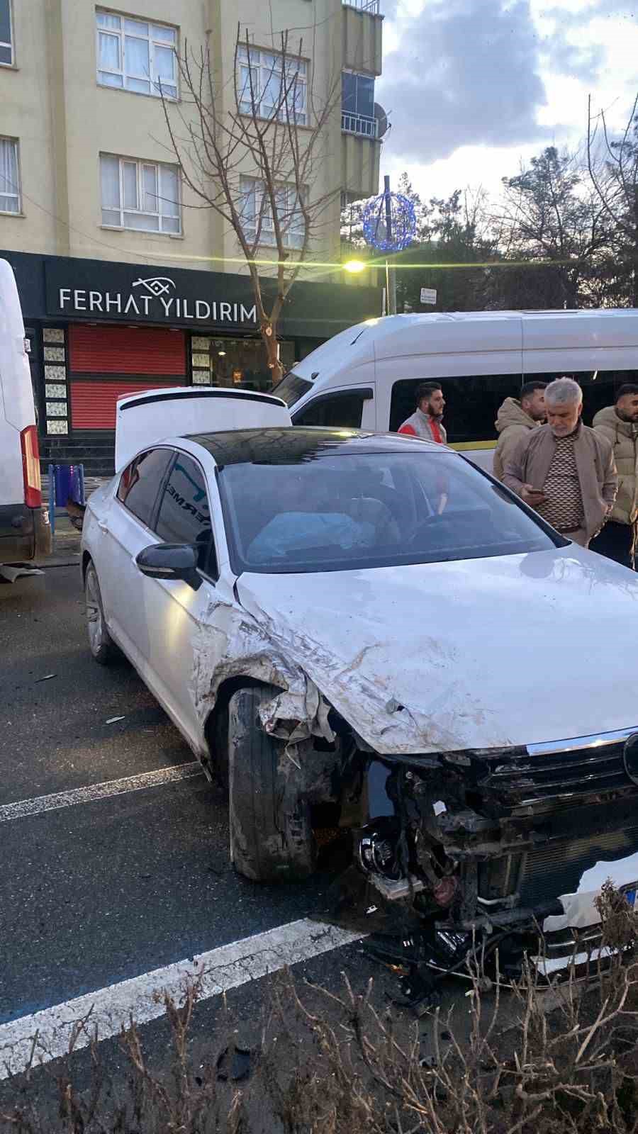 batmanda minibus ile otomobil carpisti 1 yarali 0