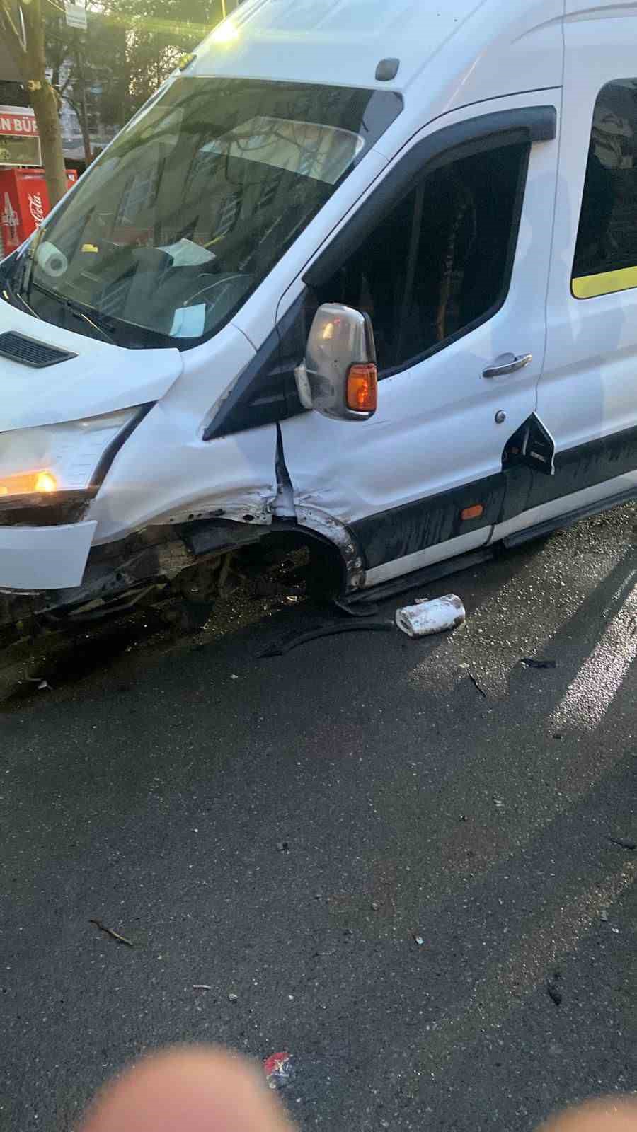 batmanda minibus ile otomobil carpisti 1 yarali 1