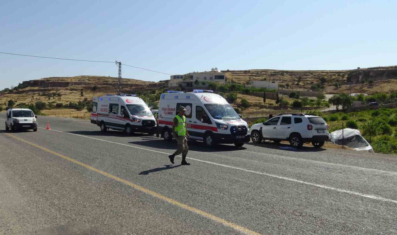 batmanda minibus ile otomobil carpisti 11 yarali 0 u9wjKp54