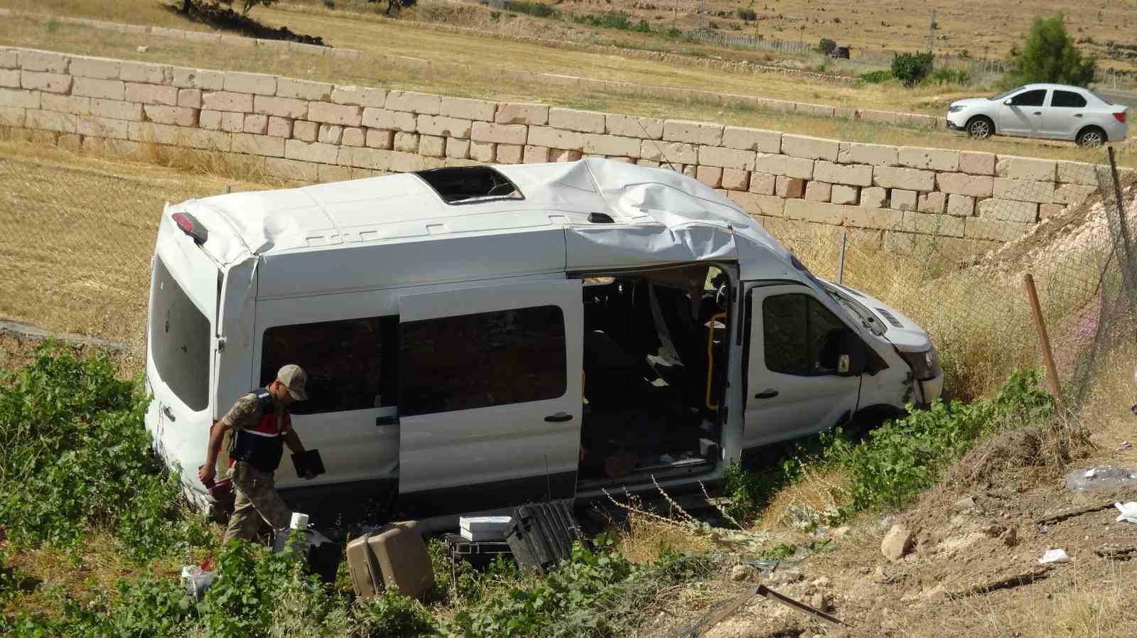 batmanda minibus ile otomobil carpisti 11 yarali 1 UWADTYNd
