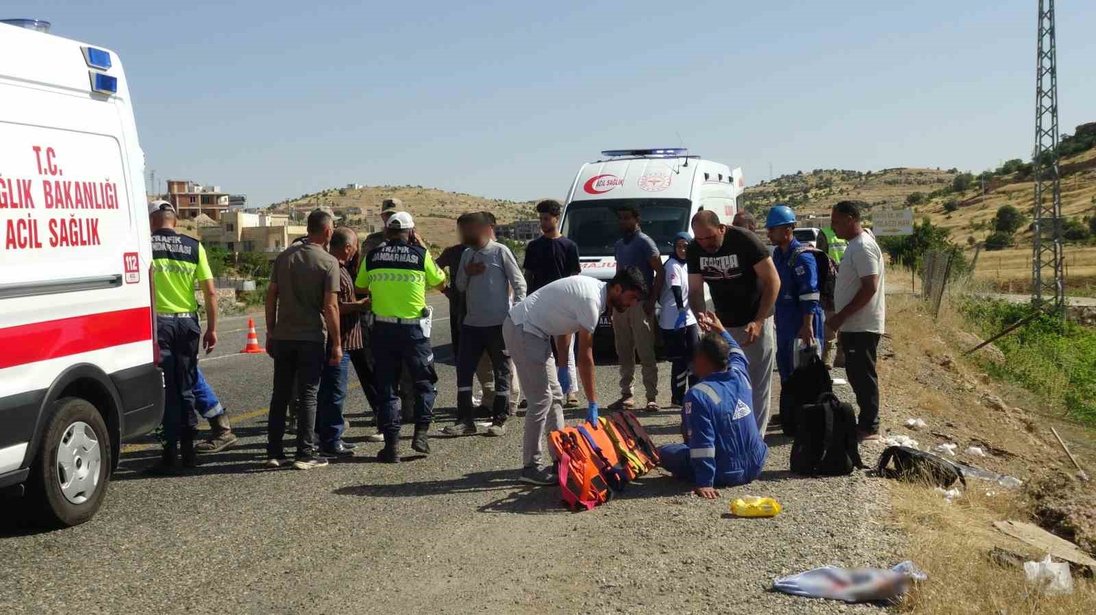 batmanda minibus ile otomobil carpisti 11 yarali 2 uHOHg8EL