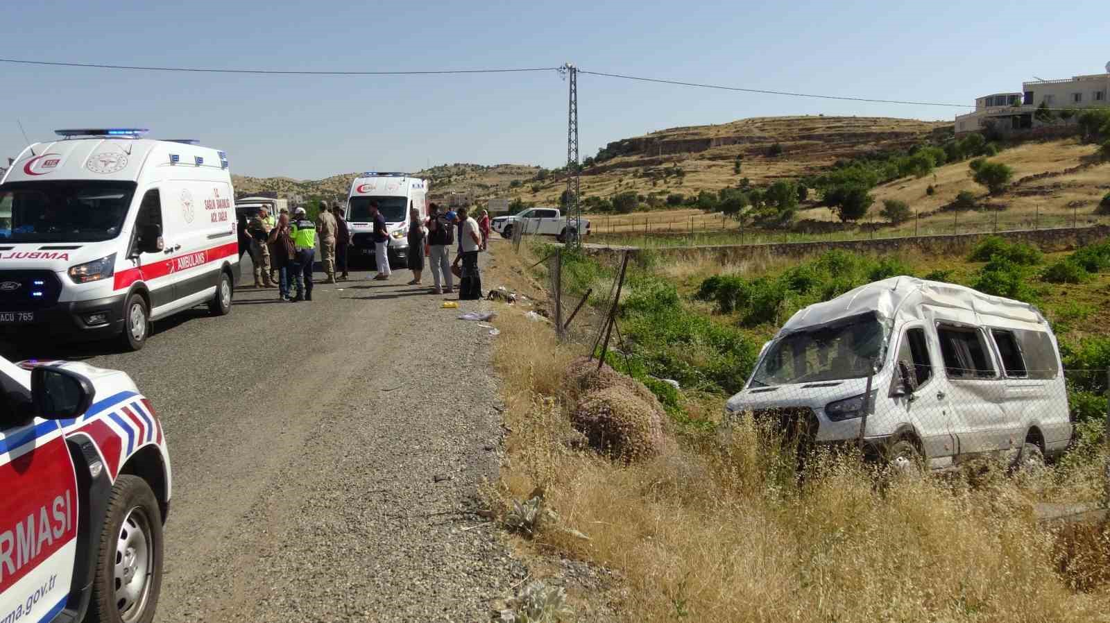 batmanda minibus ile otomobil carpisti 11 yarali 3 Hj3q94eP