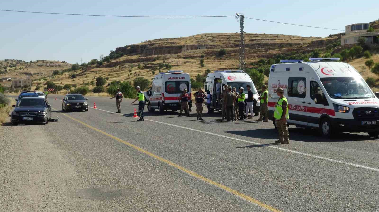 batmanda minibus ile otomobil carpisti 11 yarali 4 E7DKSFUY