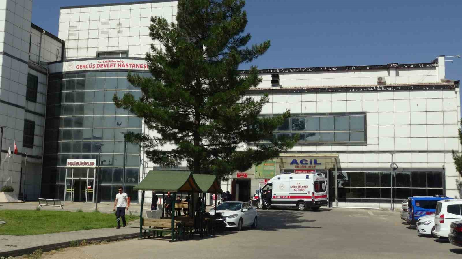 batmanda minibus ile otomobil carpisti 11 yarali 5