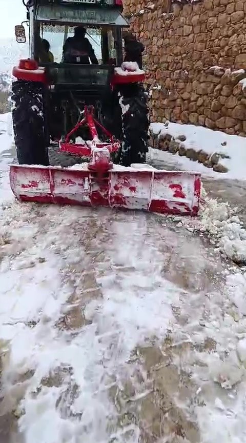 batmanda muhtar yolun kapanmamasi icin traktorle kar birikintilerini temizledi 0 9zRVKYIU