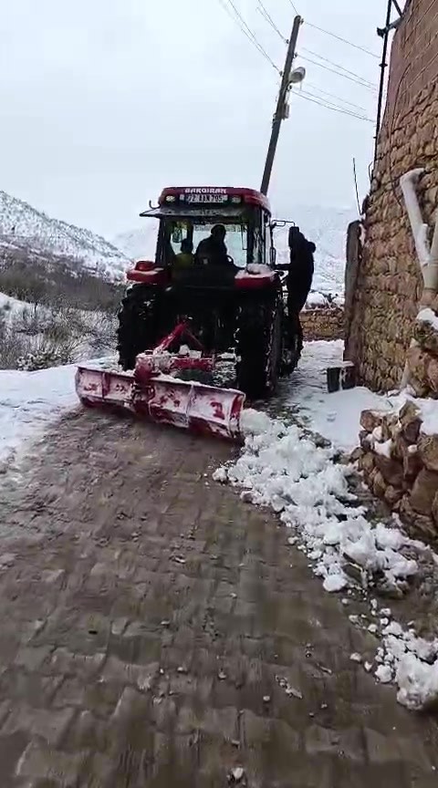 batmanda muhtar yolun kapanmamasi icin traktorle kar birikintilerini temizledi 1 1cmCZ1ra