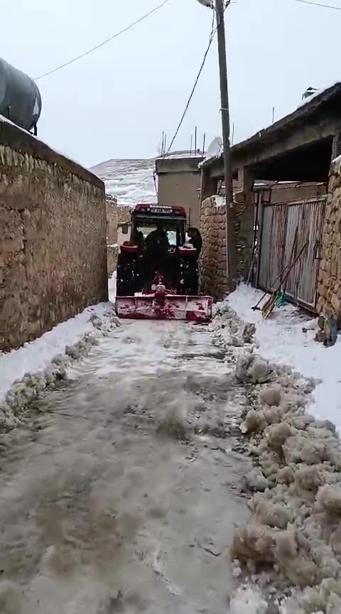 batmanda muhtar yolun kapanmamasi icin traktorle kar birikintilerini temizledi 2 O3l7if4n