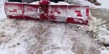 batmanda-muhtar-yolun-kapanmamasi-icin-traktorle-kar-birikintilerini-temizledi-MzlqYMuE.jpg