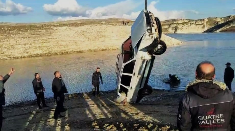 batmanda nehir kiyisina park edilen arac suya gomuldu 0 XSNmny9K
