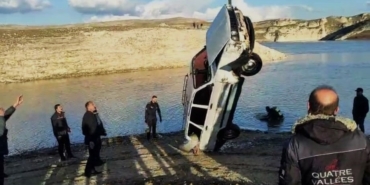 batmanda-nehir-kiyisina-park-edilen-arac-suya-gomuldu-2IqVWqFg.jpg