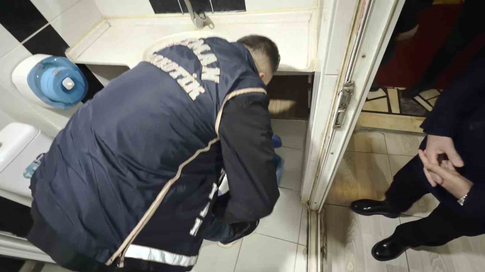 Batman’da otel odasında 514 gram metamfetamin ele geçirildi 4 batmanda otel odasinda 514 gram metamfetamin ele gecirildi 0 QdihalVn