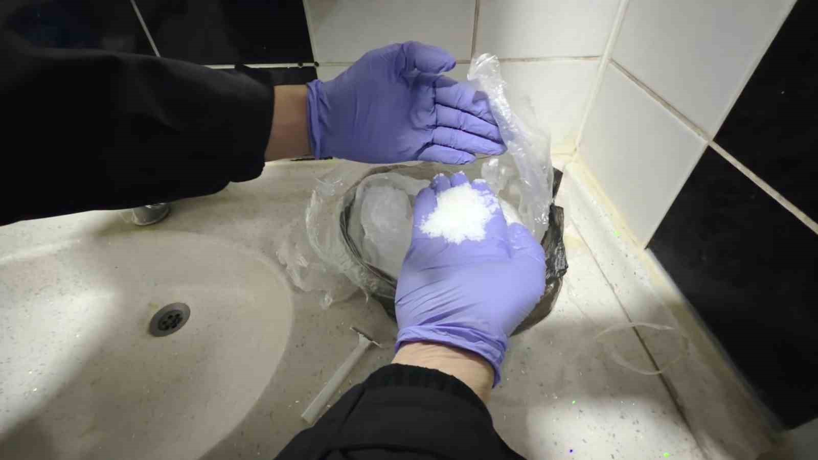 Batman’da otel odasında 514 gram metamfetamin ele geçirildi 5 batmanda otel odasinda 514 gram metamfetamin ele gecirildi 1 5PGV2u1j